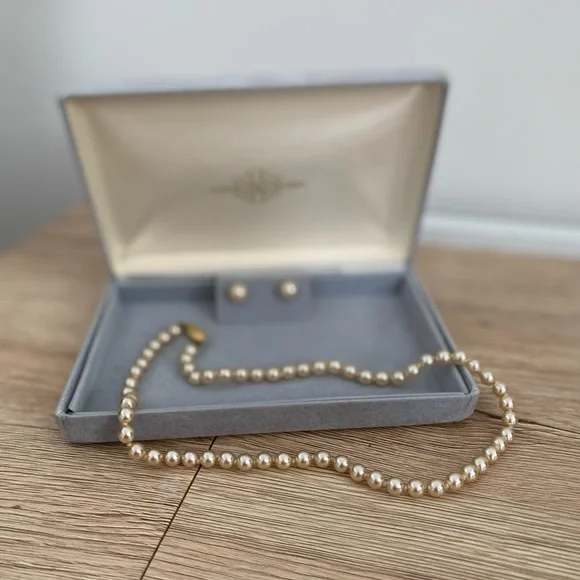 Vintage 1960s imitation pearl necklace and earring set - Picture 5 of 12